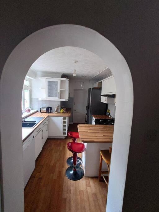 Edwardian 4 Bedrooms With 4 Bathrooms Townhouse, Next To Underground, Accommodates 10 People London Exterior foto