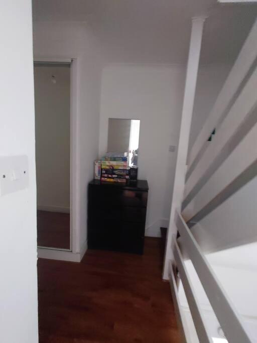 Edwardian 4 Bedrooms With 4 Bathrooms Townhouse, Next To Underground, Accommodates 10 People London Exterior foto