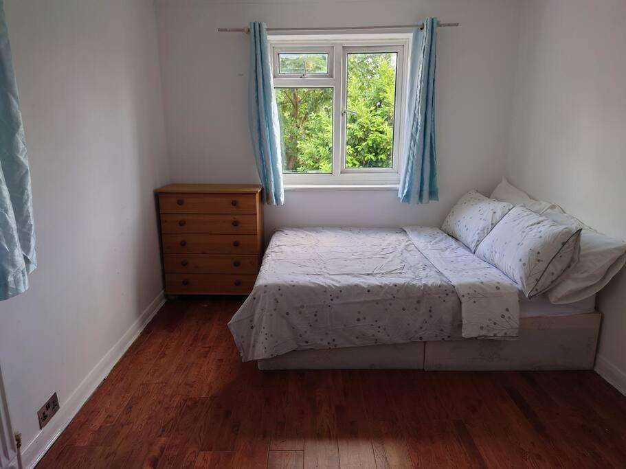 Edwardian 4 Bedrooms With 4 Bathrooms Townhouse, Next To Underground, Accommodates 10 People London Exterior foto
